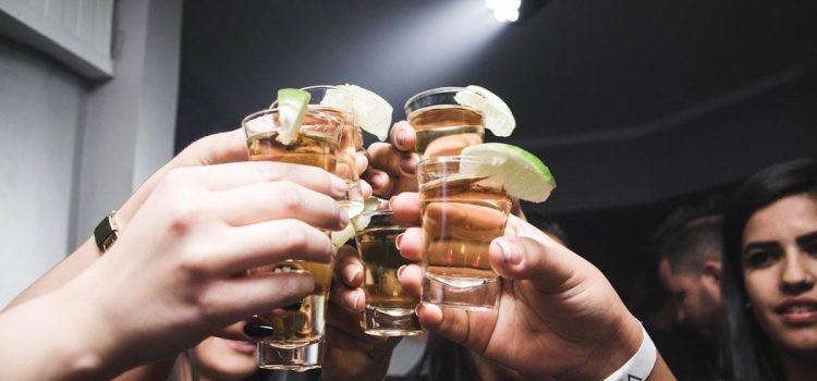 Shot Bomb Glas: Det Perfekte Redskab til Jäger Bombs og Festlige Drinks